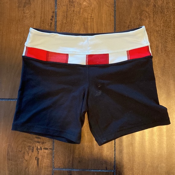 Lululemon groove shorts - Picture 2 of 3